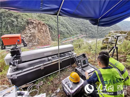 四川公路設計院技術人員查看分析該高危邊坡實時變形數據。四川公路設計院供圖