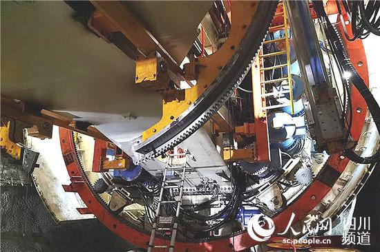 “月城涼山號(hào)”刀盤(pán)內(nèi)部。郭瑩 攝