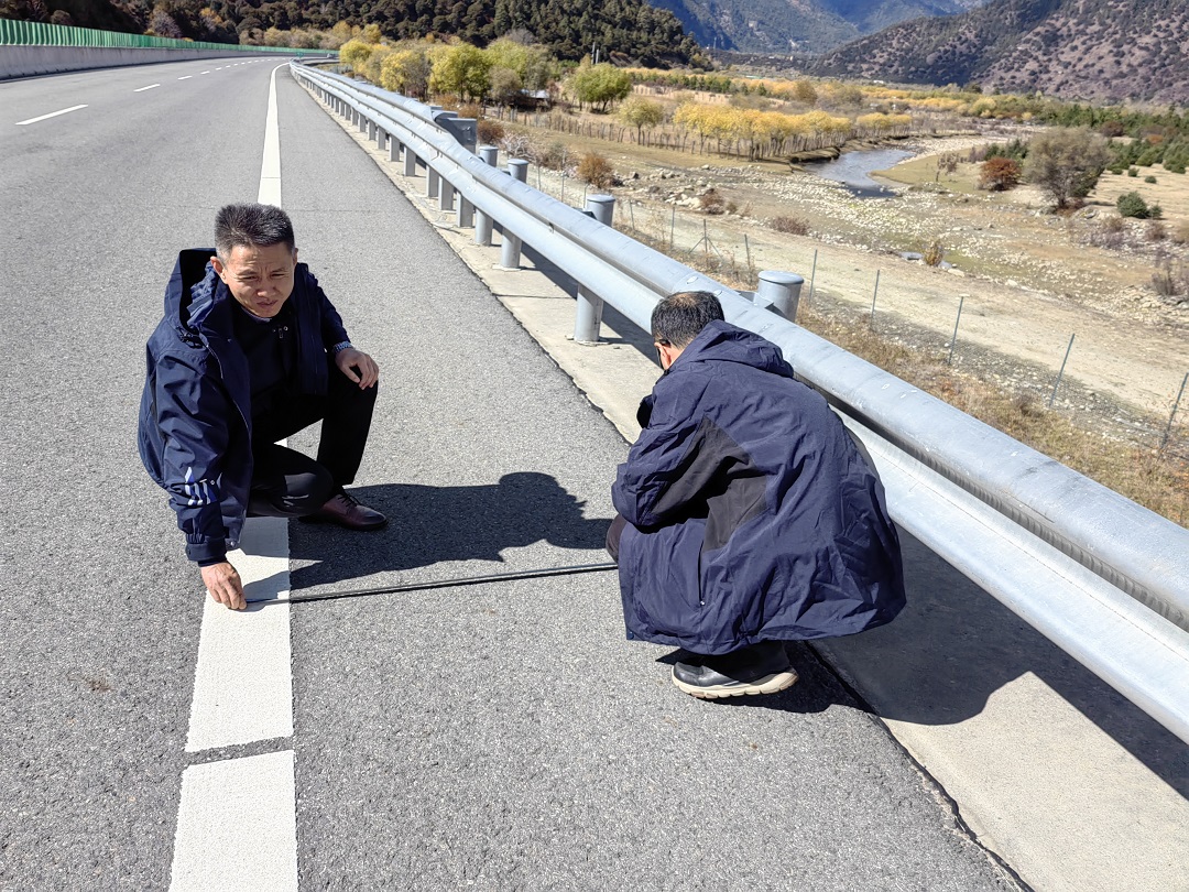 《指導(dǎo)意見》編制人員前往西藏拉林高速實(shí)地考察并測(cè)量路肩和車道寬度(1).jpg